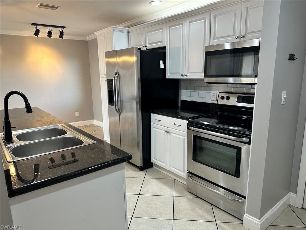 2366 Mall DR 514-18