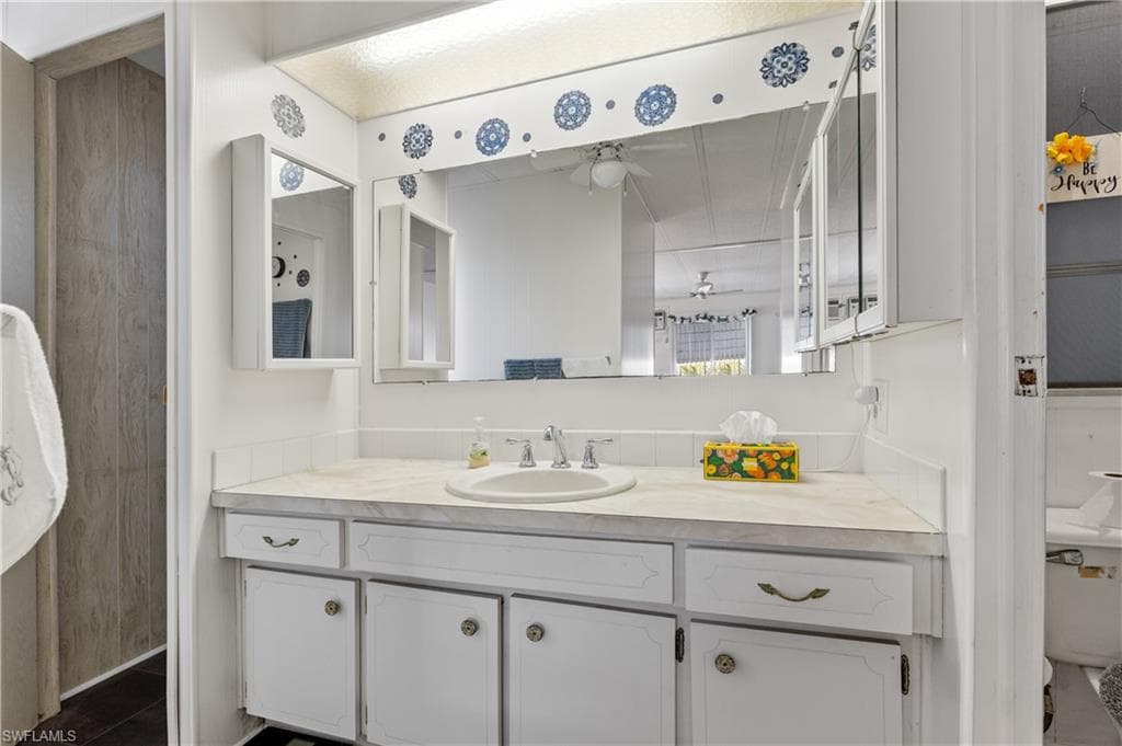 3373 Rainbow LN-23