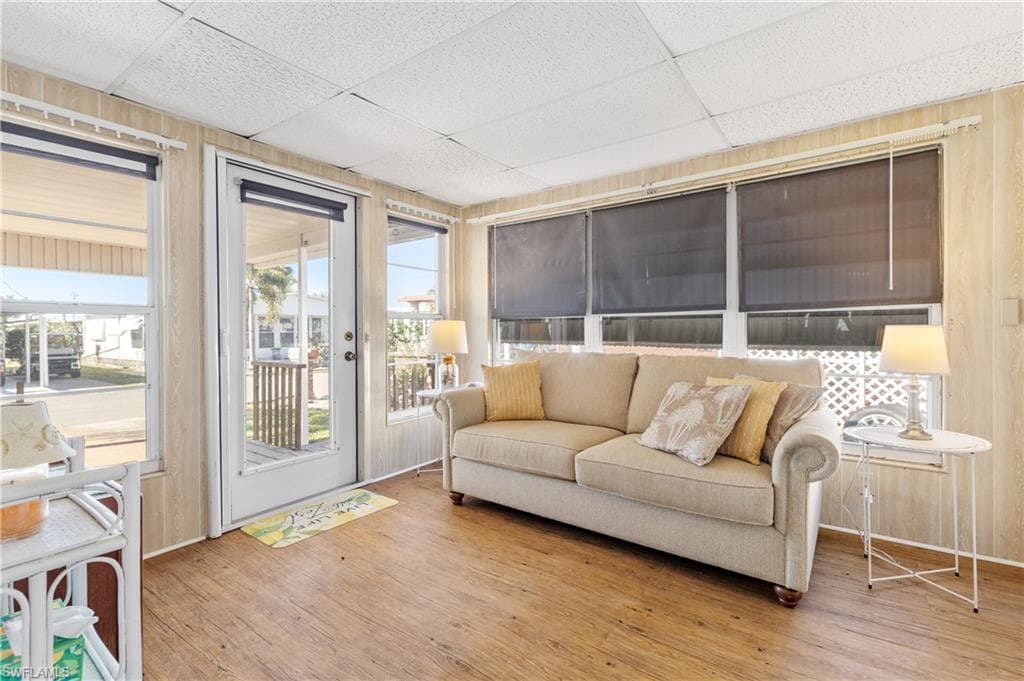 3373 Rainbow LN-20