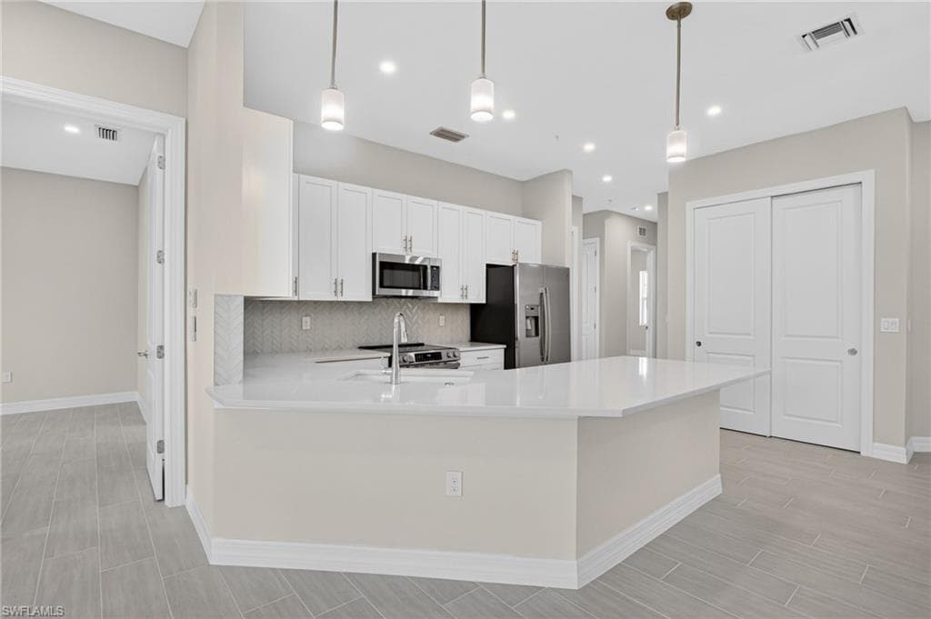 286 Indies DR E 202-4