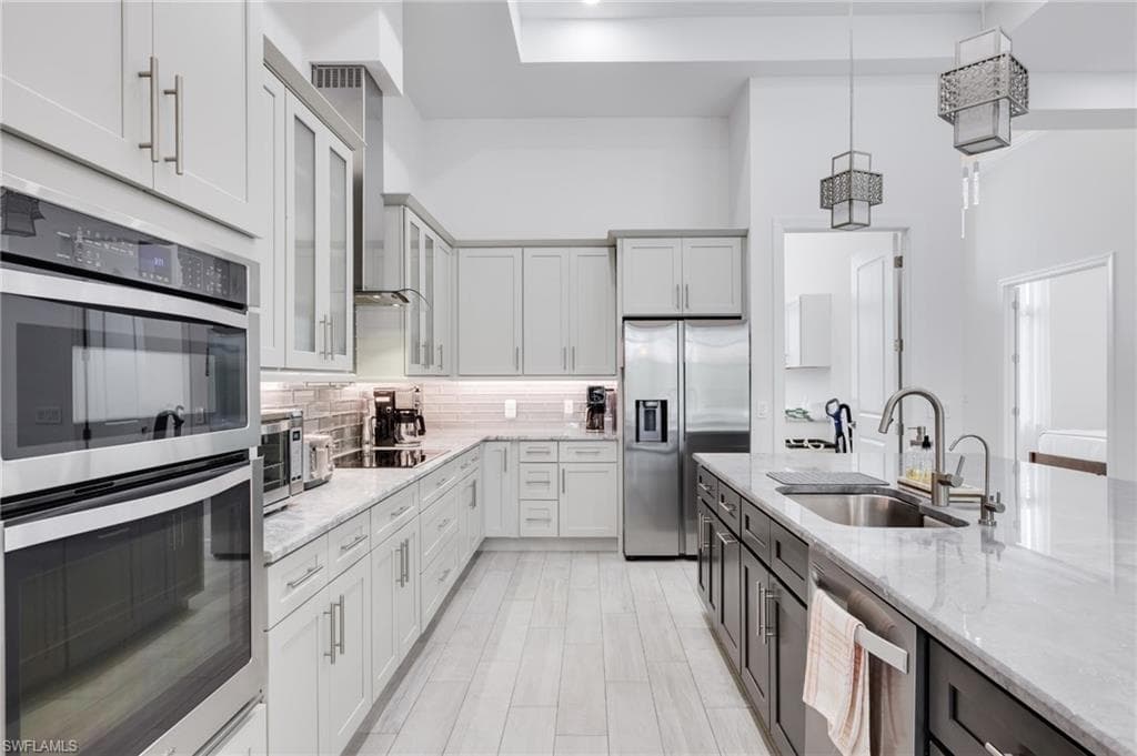 6423 Livingston Woods LN-16