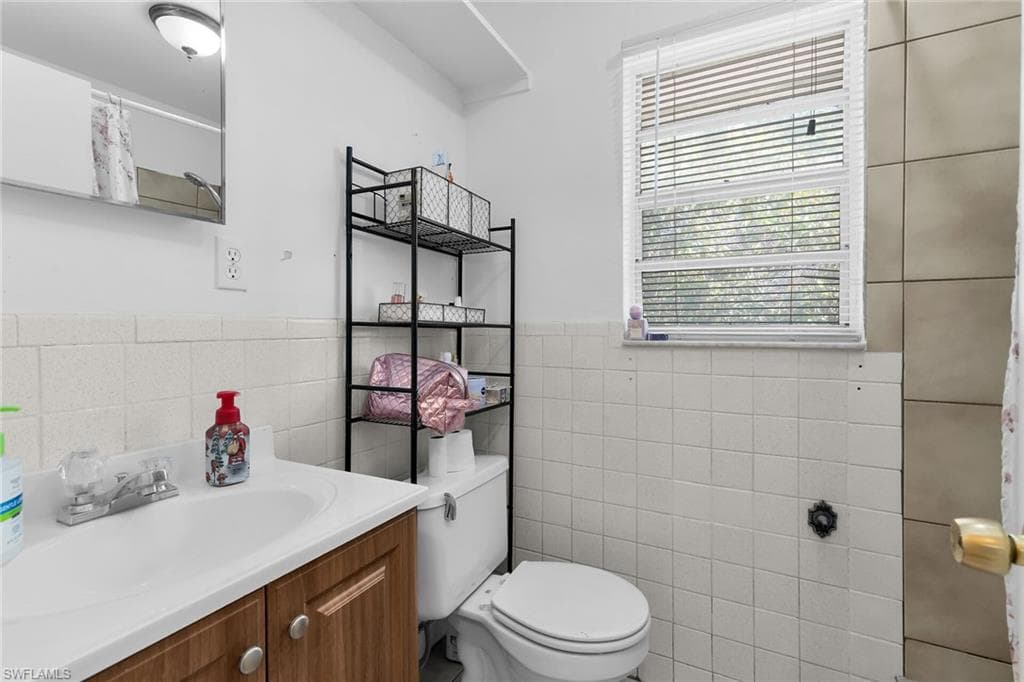 1400 Rosemary LN-17