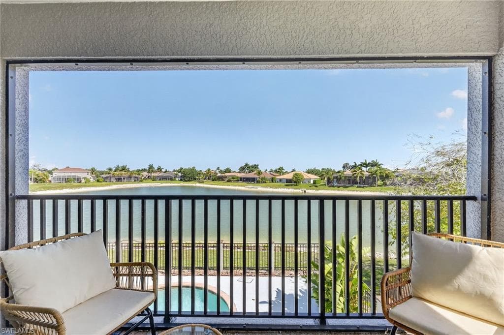 2645 Fishtail Palm CT-33