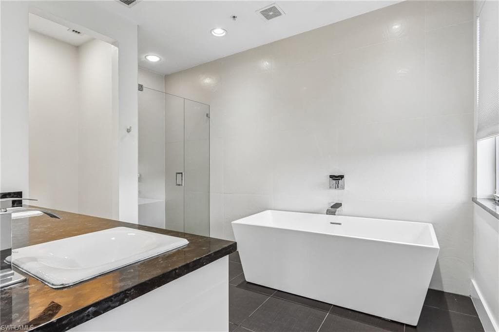 1410 Mariposa CIR 102-19