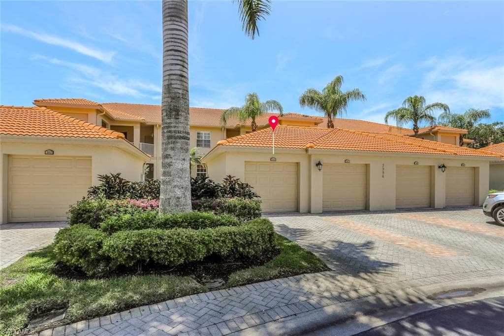 3996 Bishopwood CT E 103-20