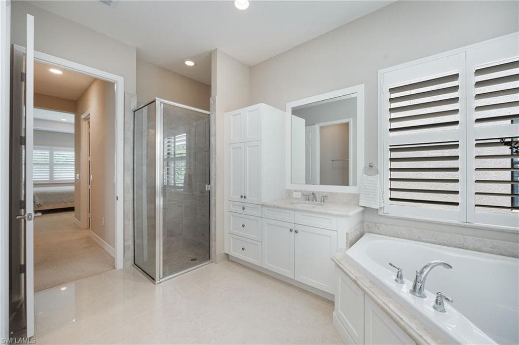 13736 Luna DR-15