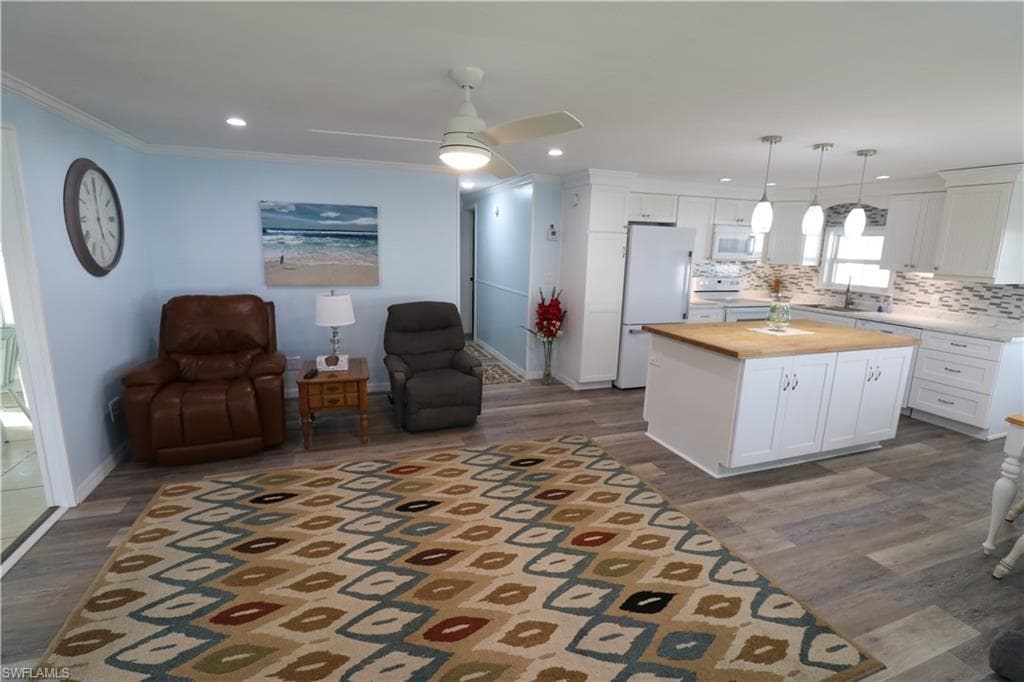 116 Coachlight DR-12