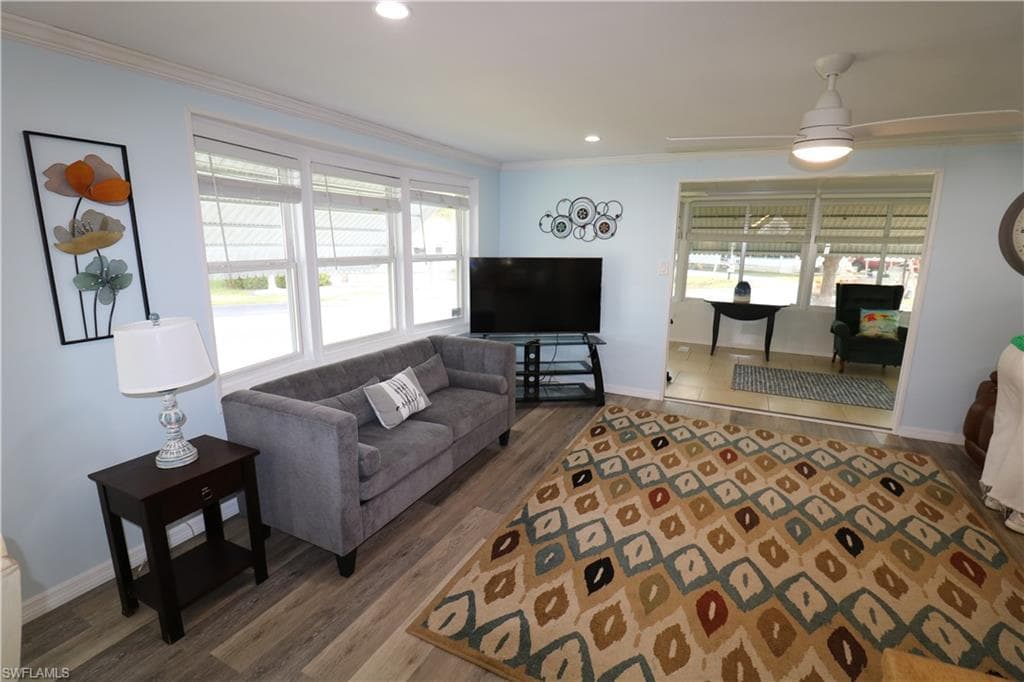 116 Coachlight DR-11
