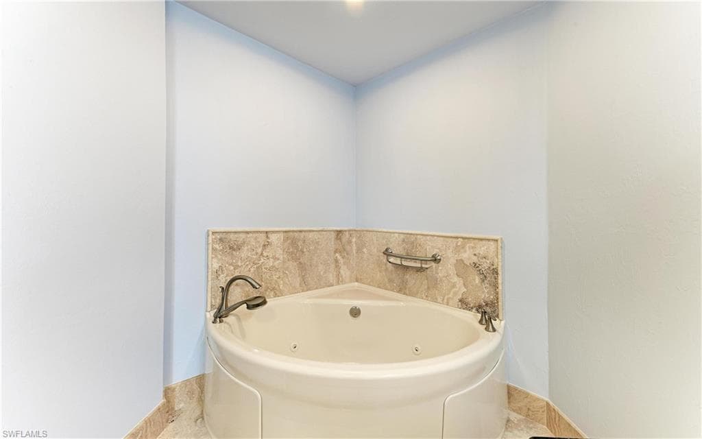 14813 Laguna DR 401-33
