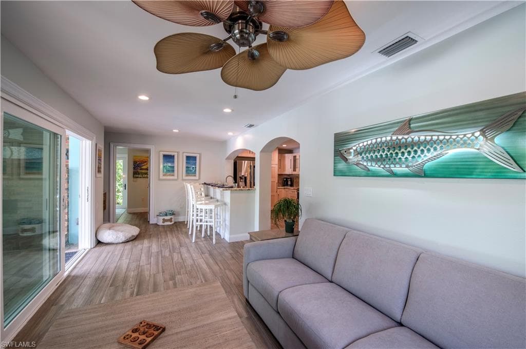 1385 Wisconsin DR-13