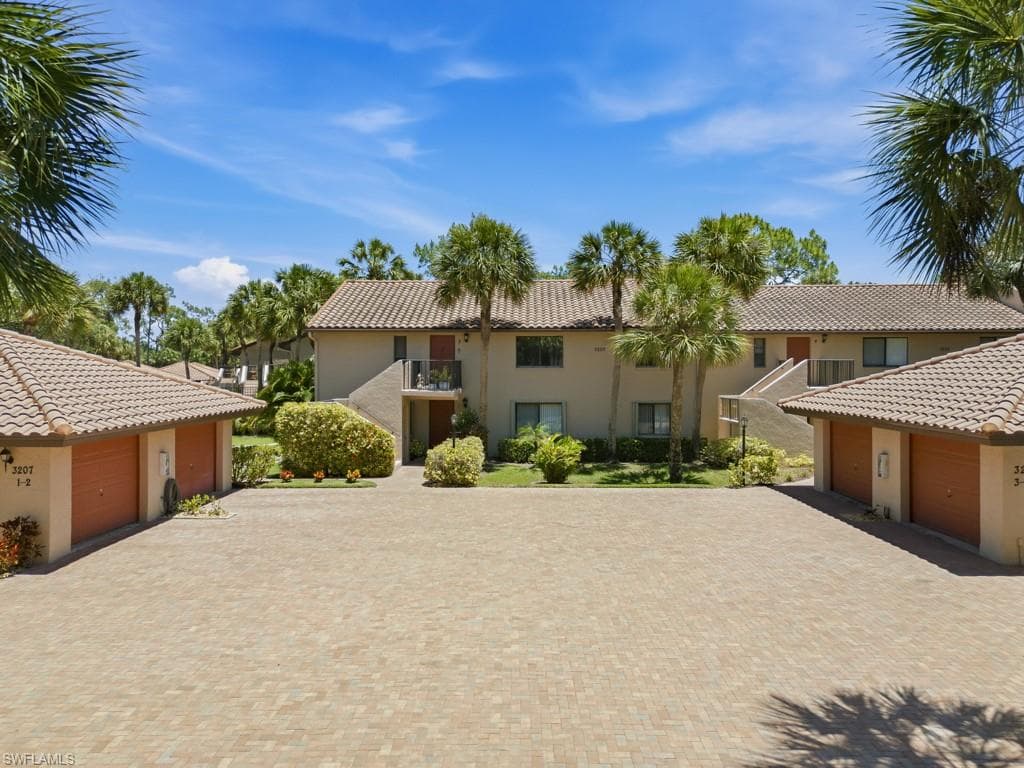 3207 Horse Carriage WAY 403-10