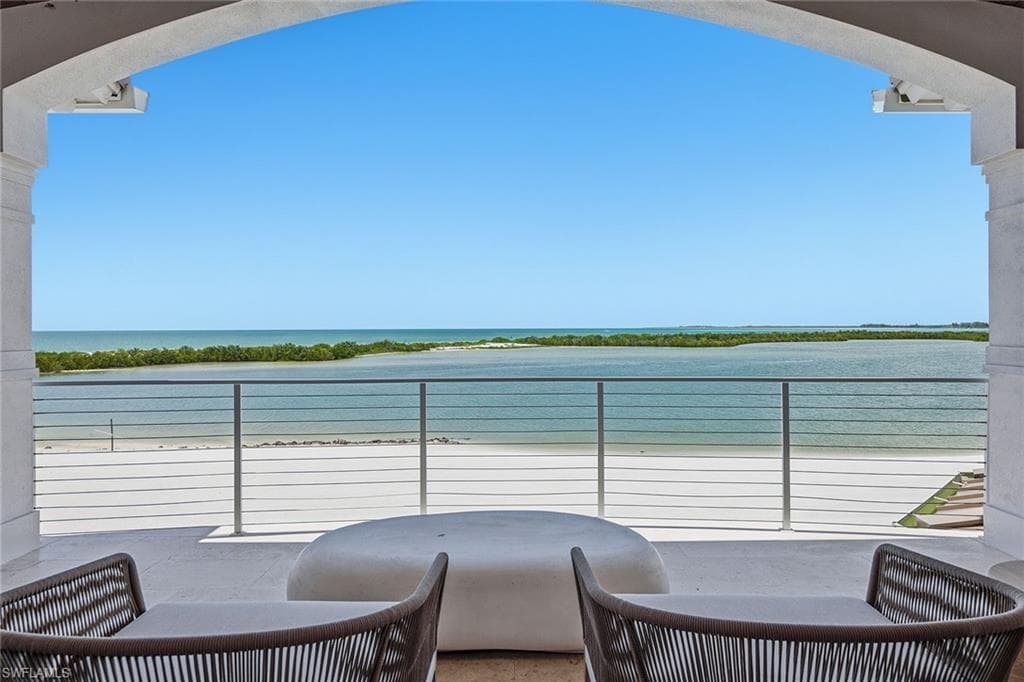 158 Beach DR-40