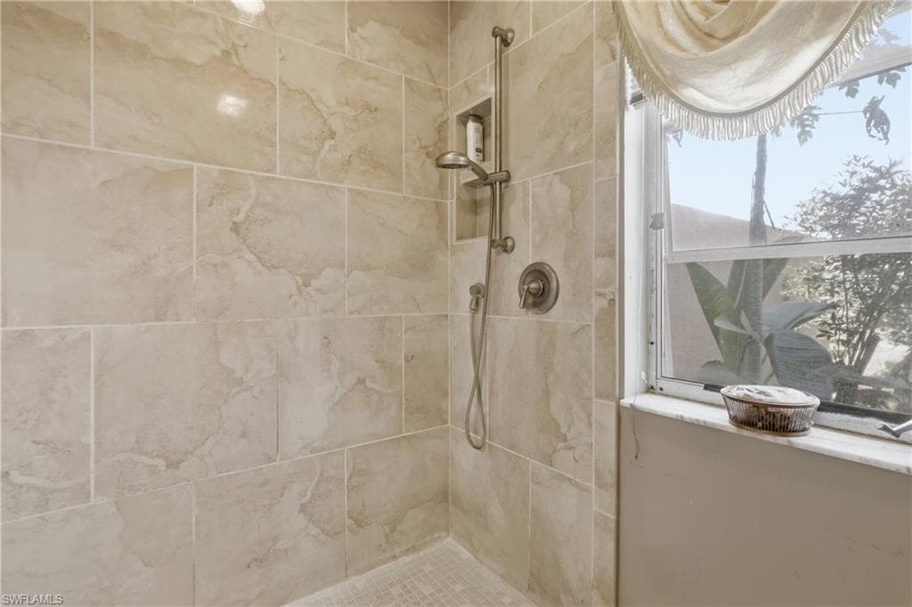 9753 Maplecrest CIR-18