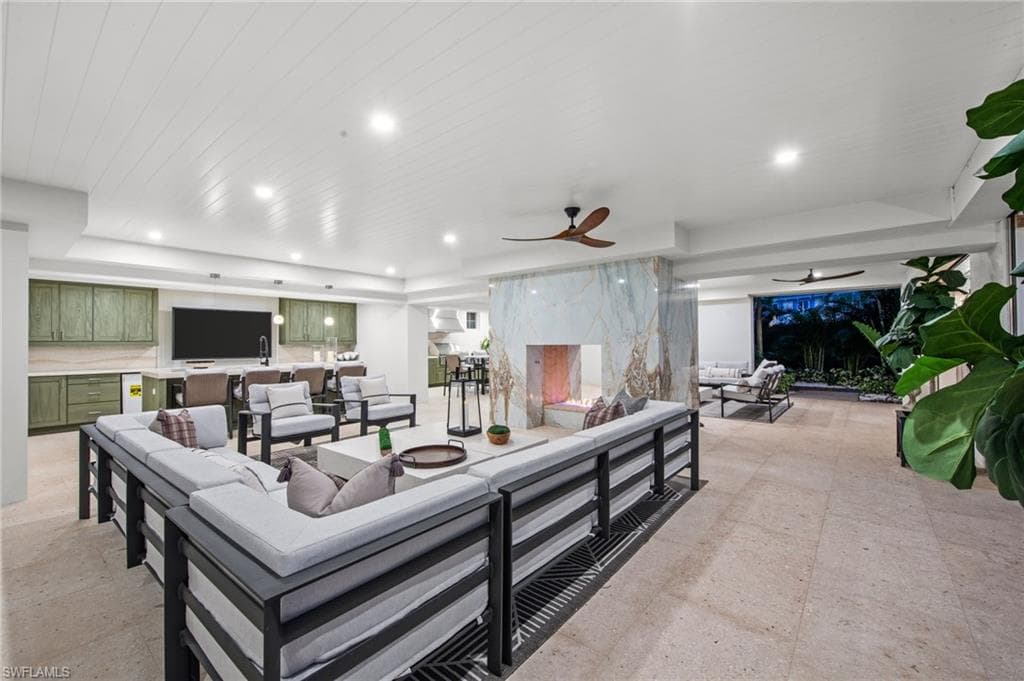 3675 Gordon DR-44