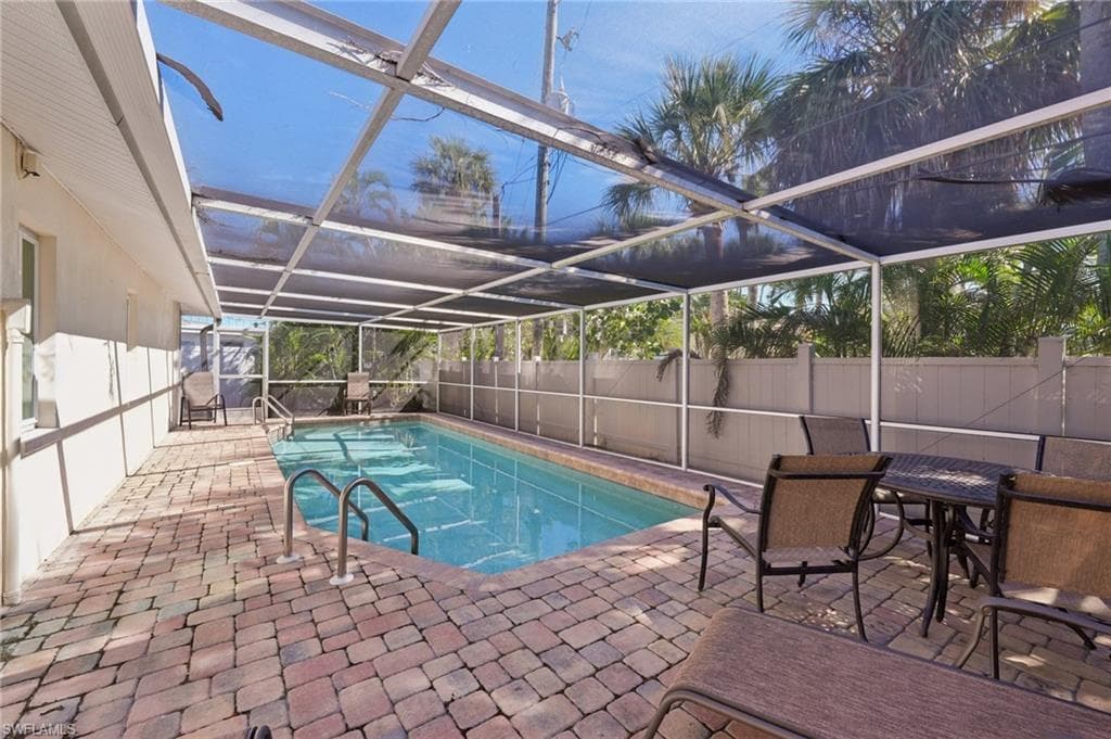 210 Hibiscus DR-2