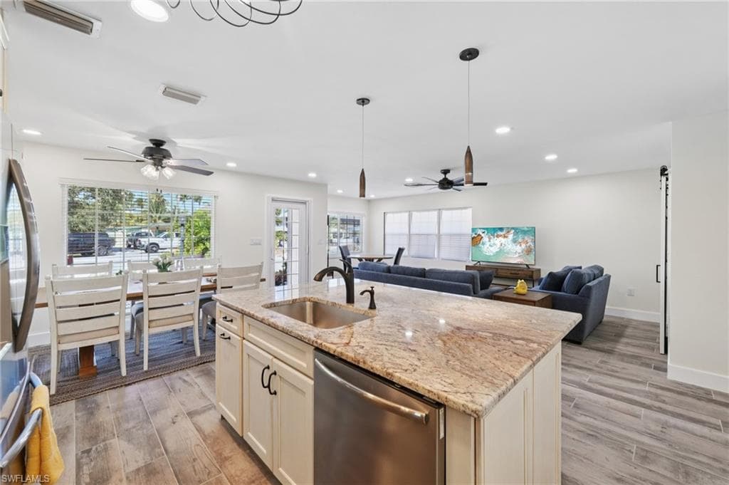 210 Hibiscus DR-3