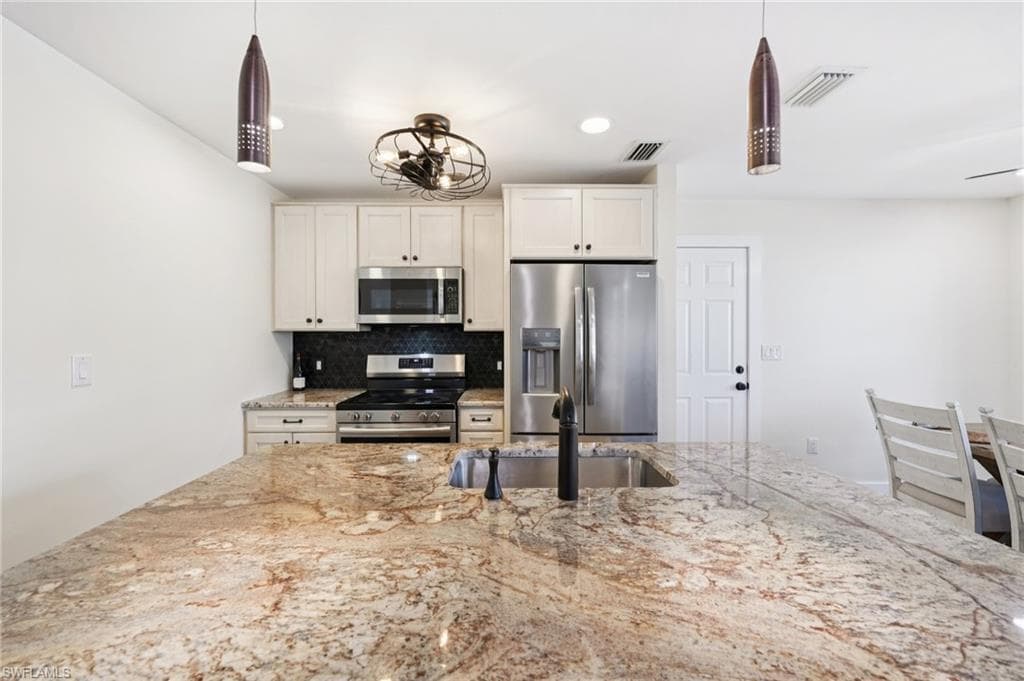 210 Hibiscus DR-4