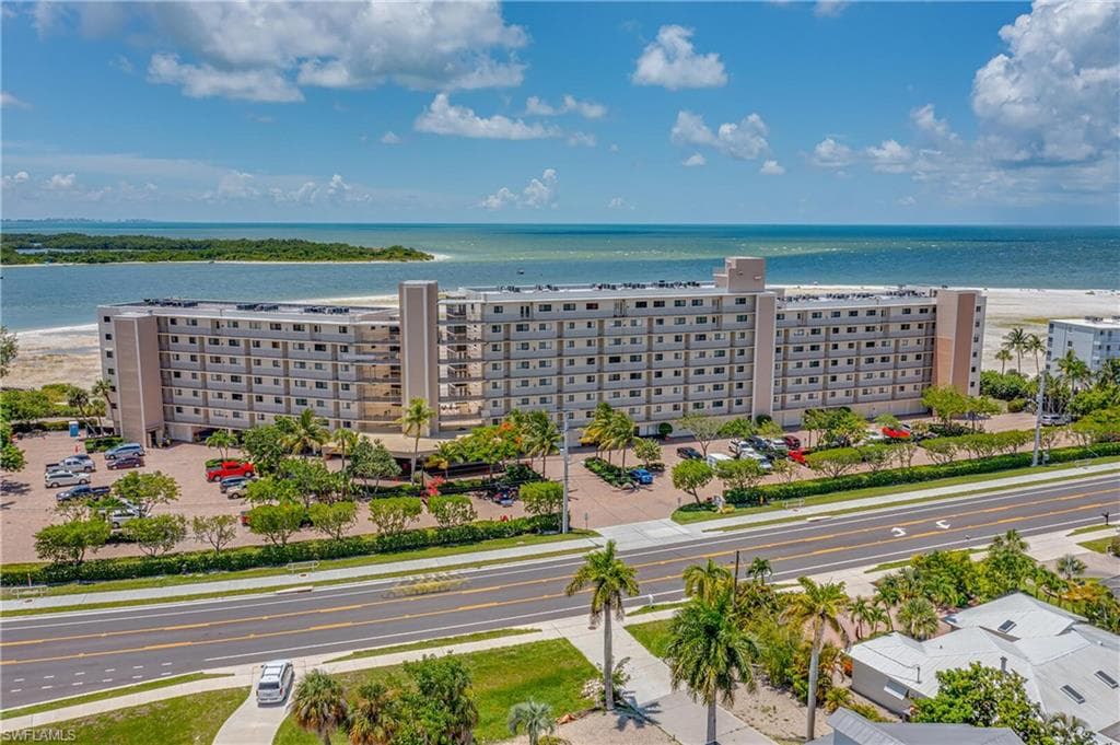 8350 Estero BLVD 423-1