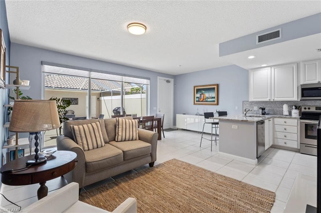 6112 Towncenter CIR-14