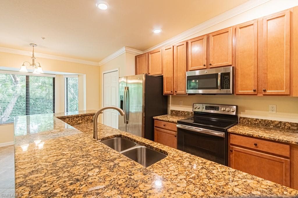 13761 Julias WAY 323-3