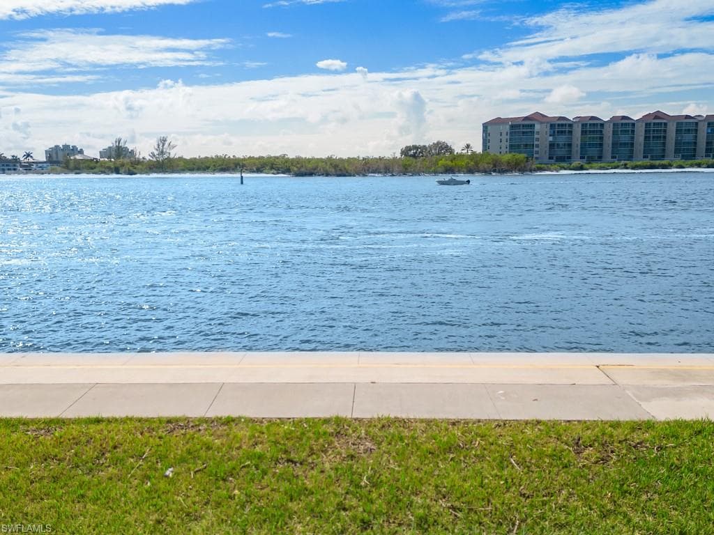 232 La Peninsula BLVD 232-33