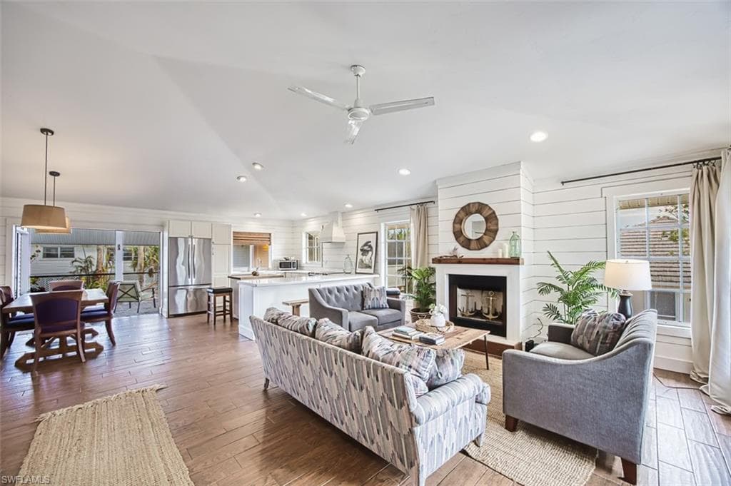 220 Palm Lake DR-10