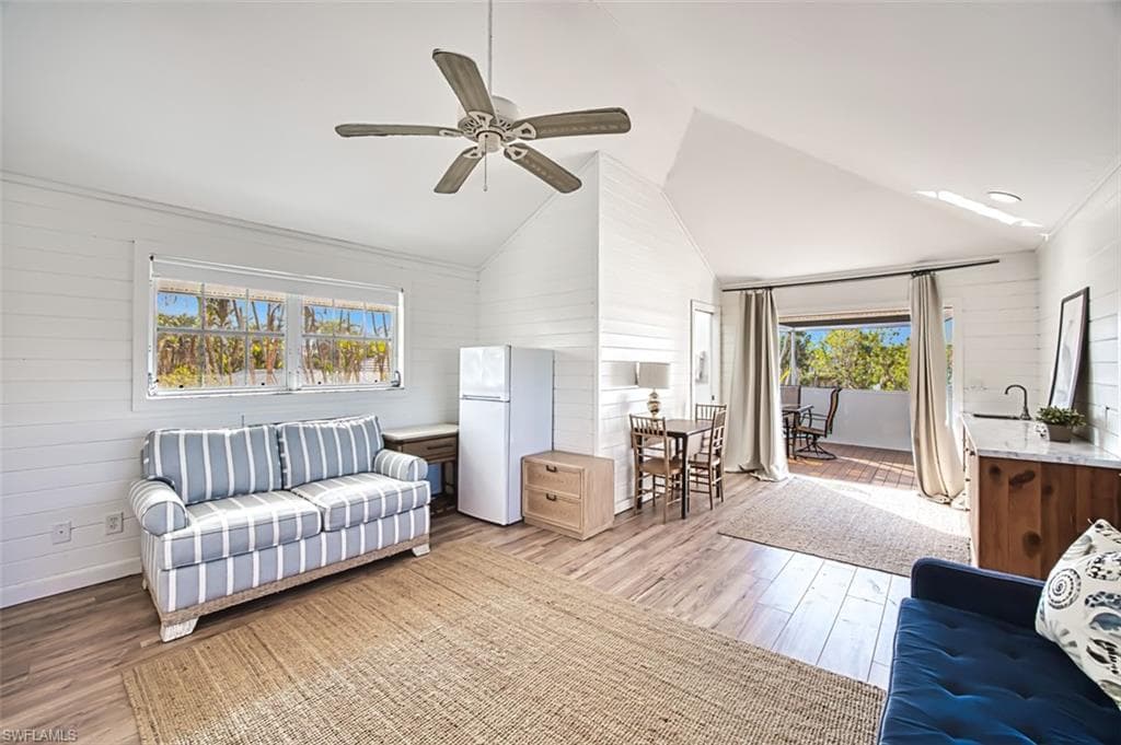 220 Palm Lake DR-33