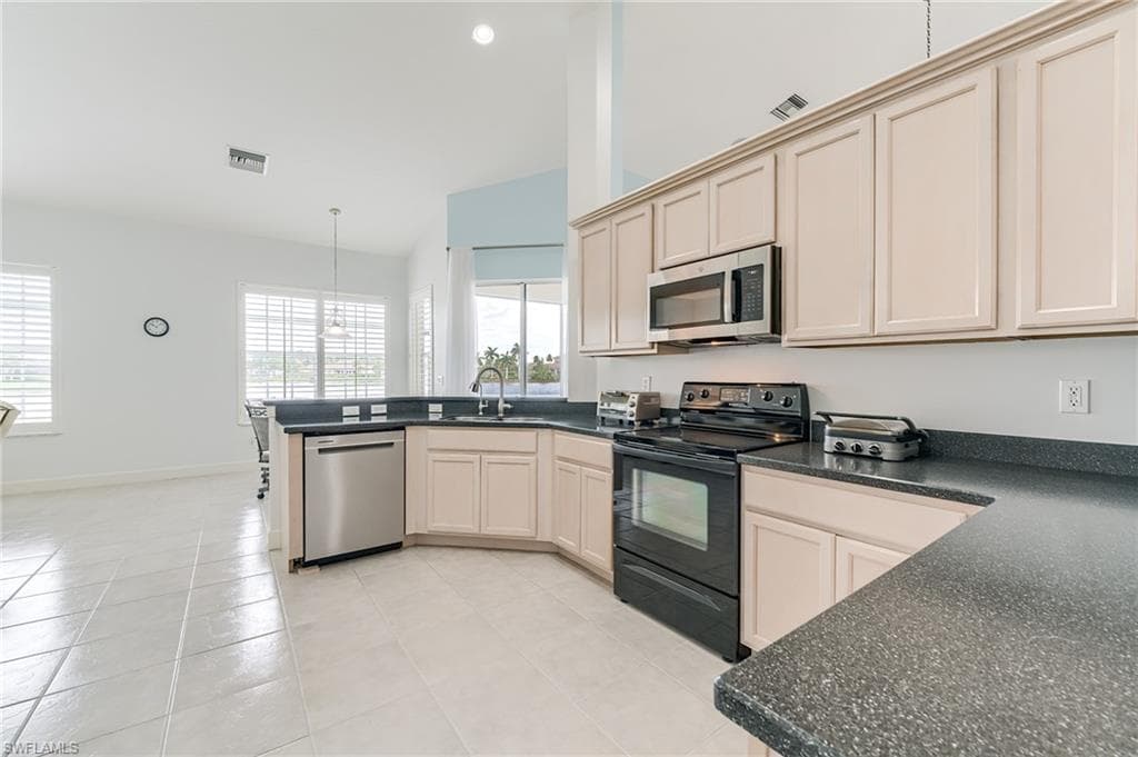 8864 New Castle DR-7