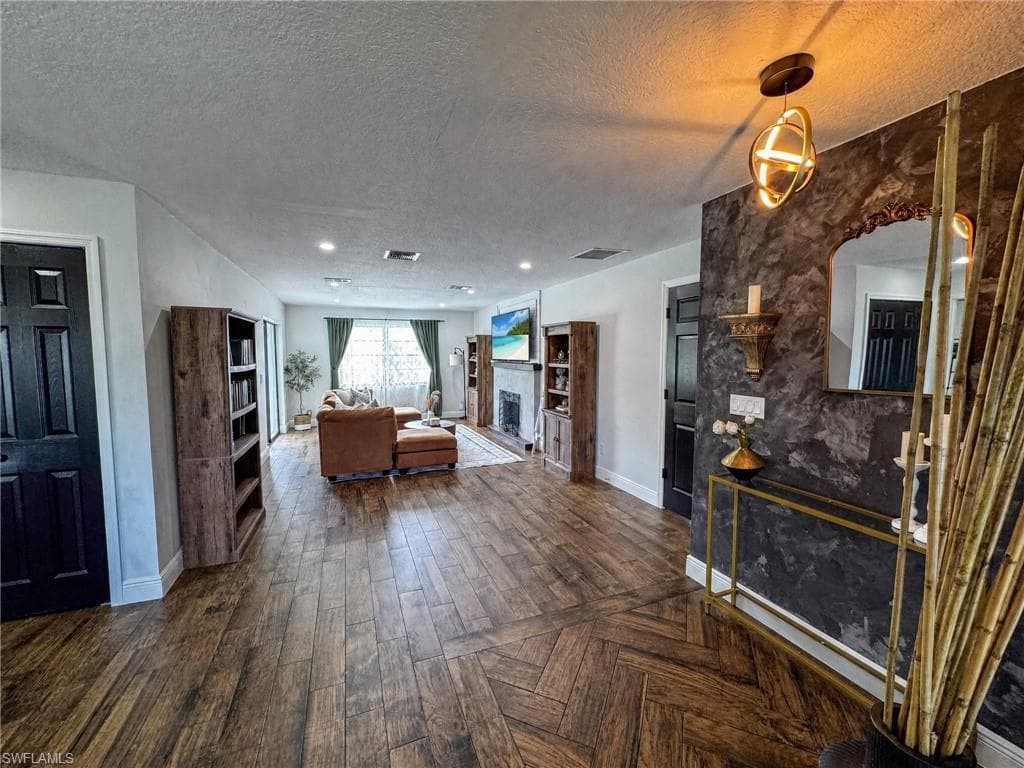 1019 Wyomi DR-6