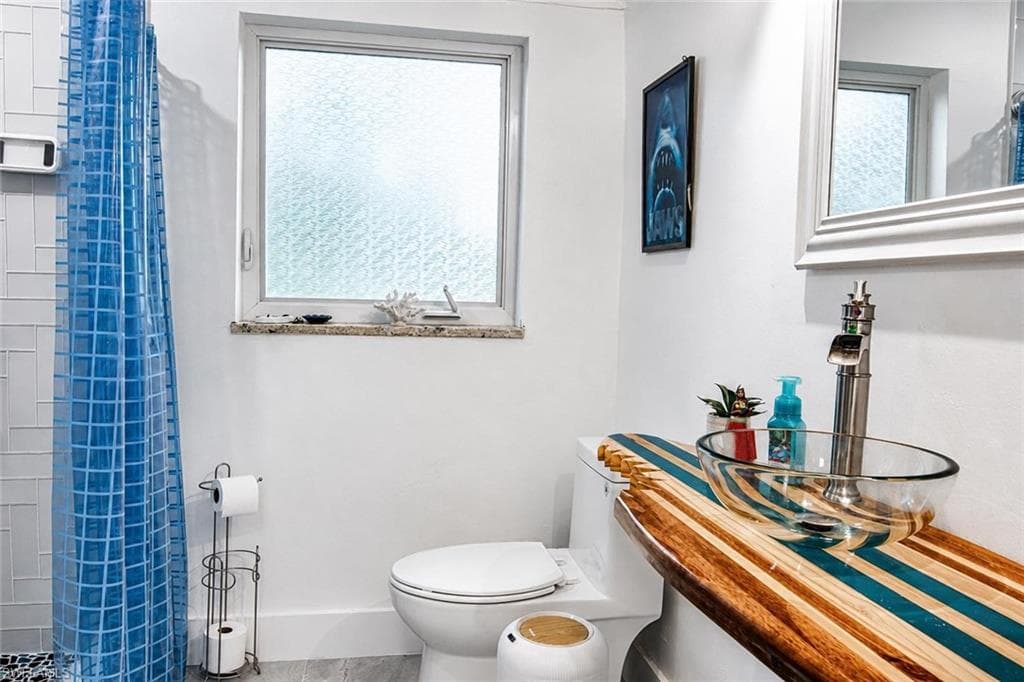 1300 Thompson ST-41
