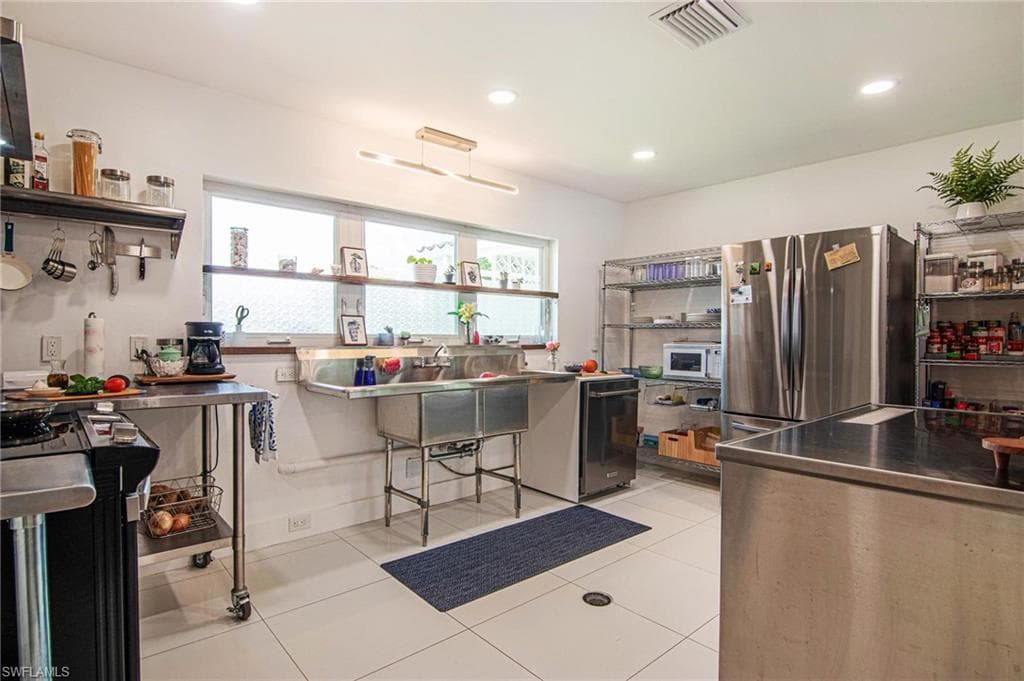 1300 Thompson ST-26