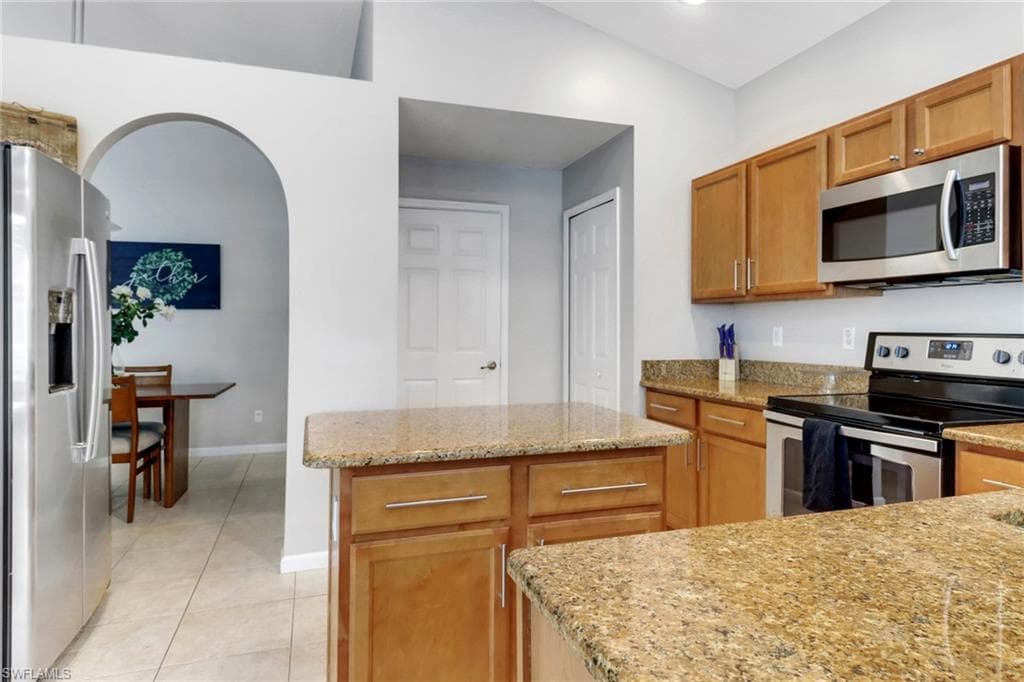 6773 Southern Oak CT-15