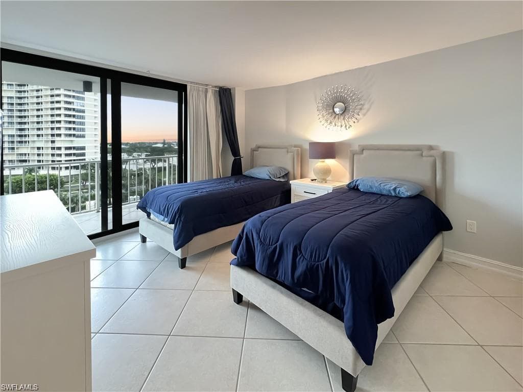 320 Seaview CT 608-17
