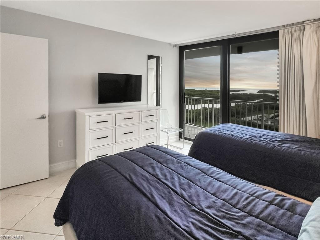 320 Seaview CT 608-16