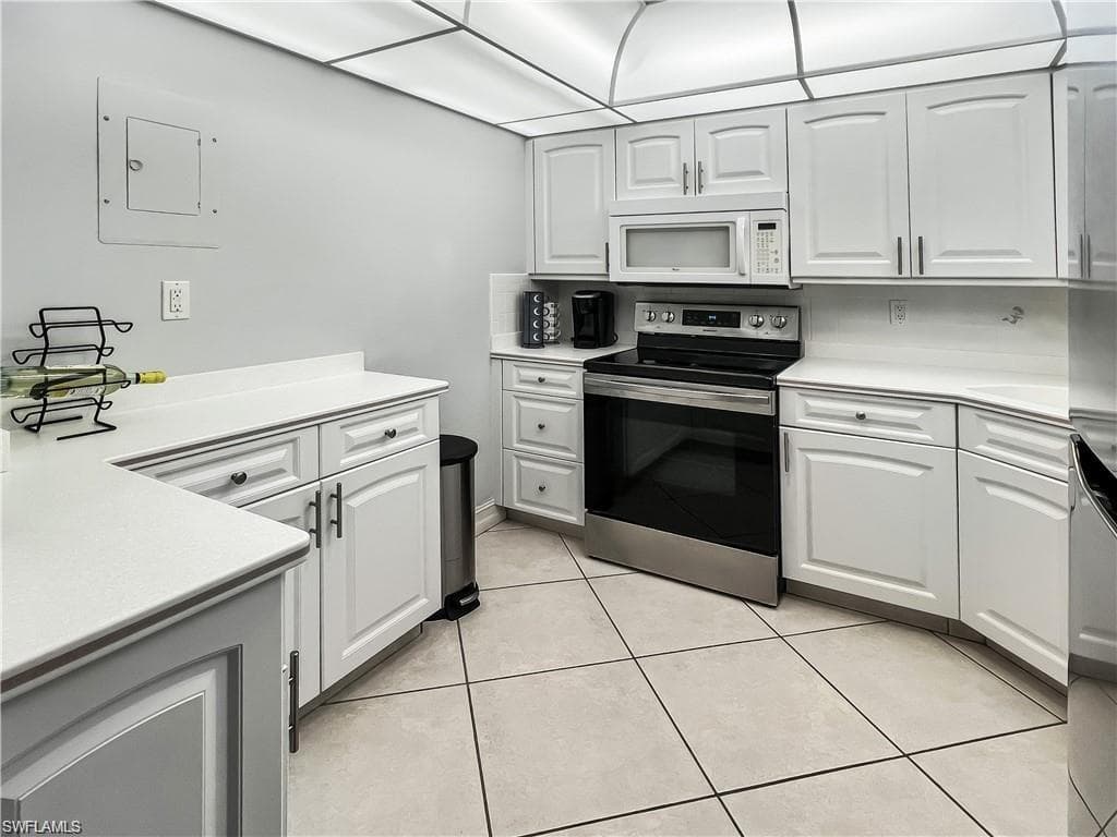320 Seaview CT 608-10