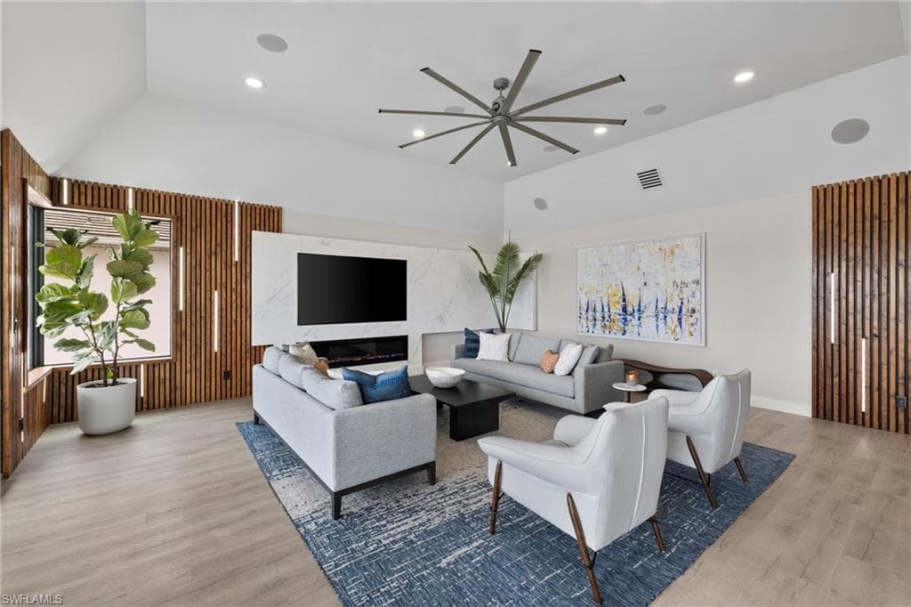 18 Pelican ST E-11