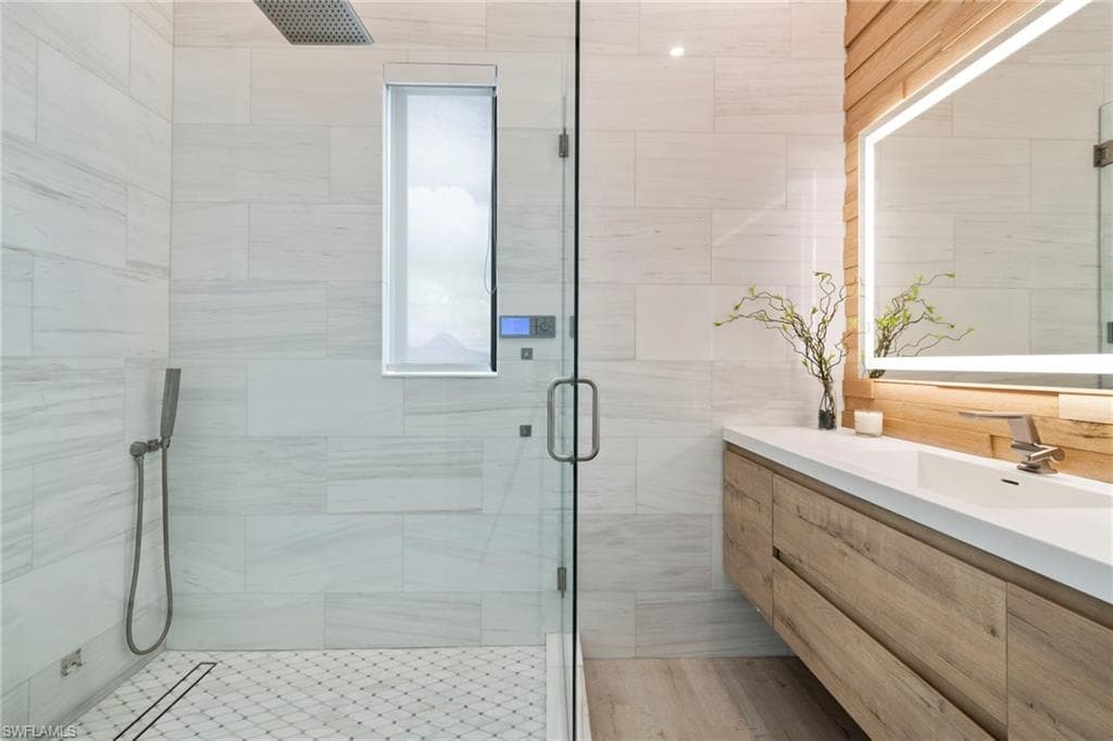 18 Pelican ST E-25