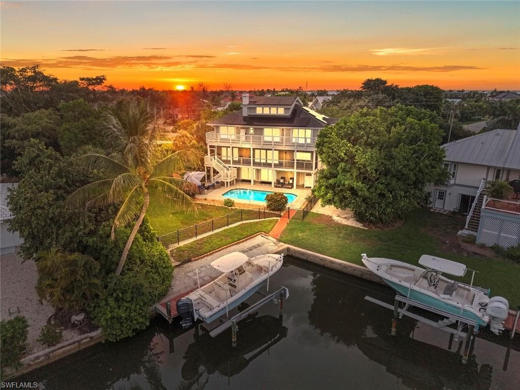 1048 Kings Crown DR-1