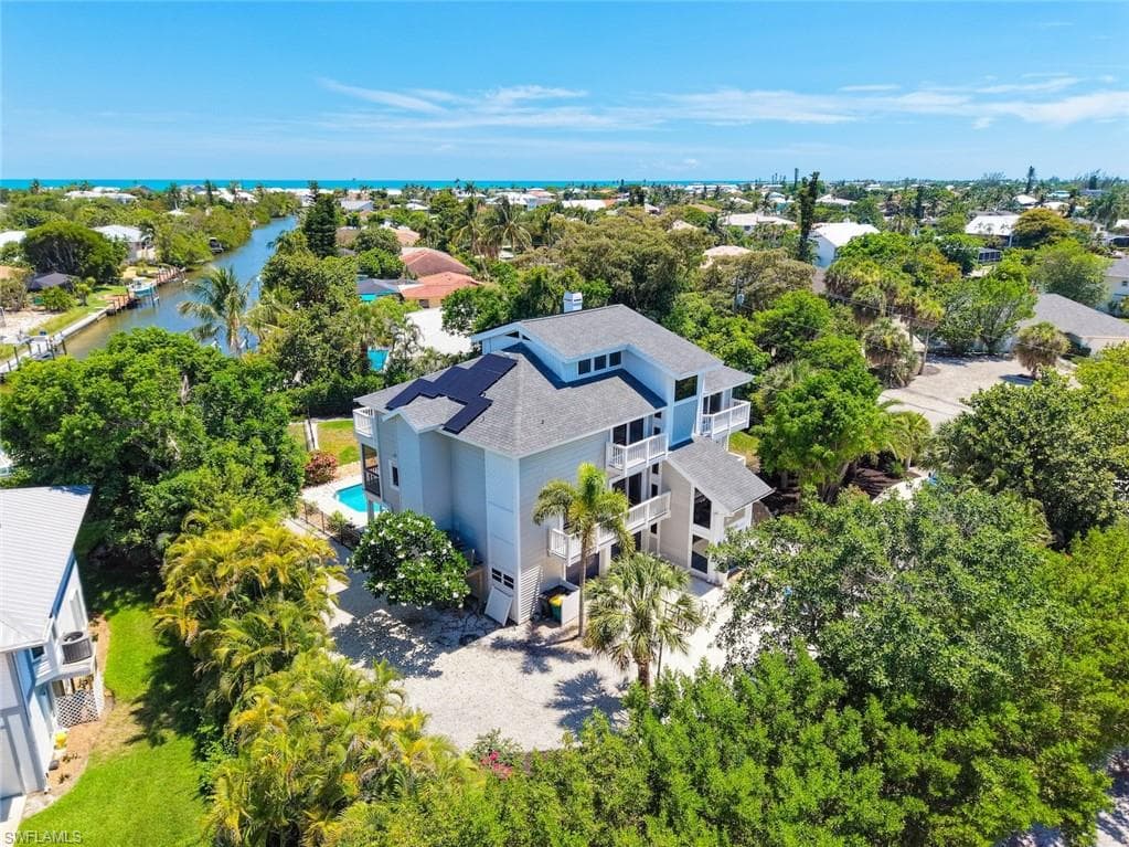 1048 Kings Crown DR-50