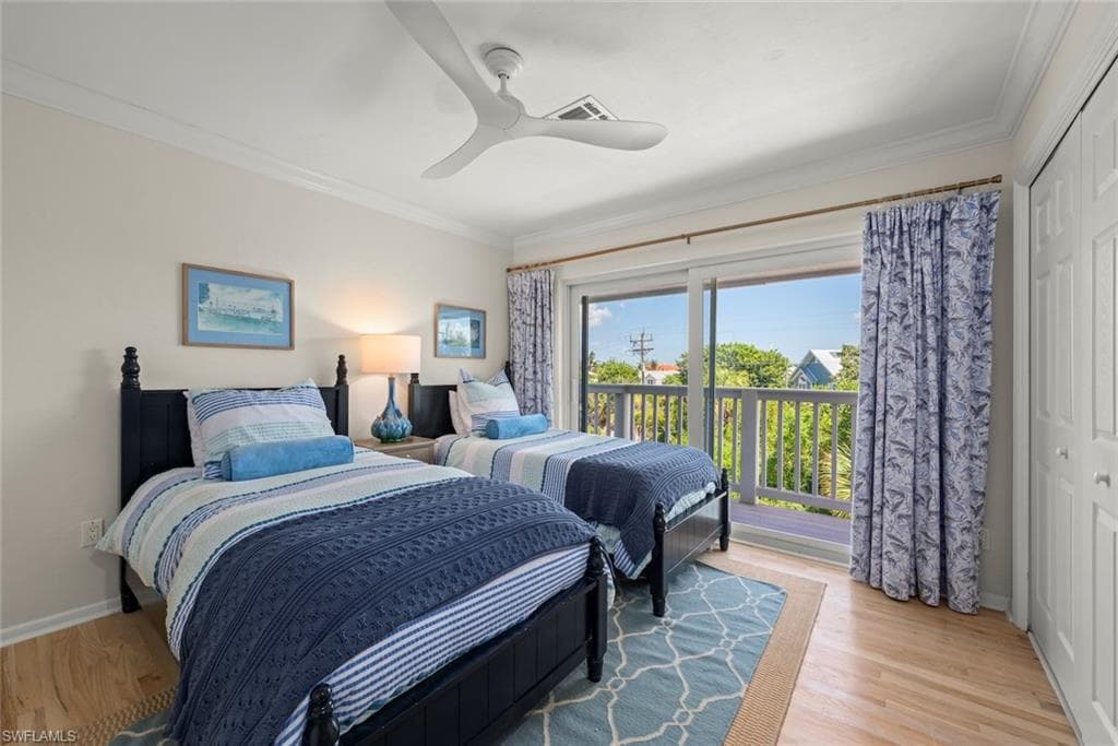 1048 Kings Crown DR-40