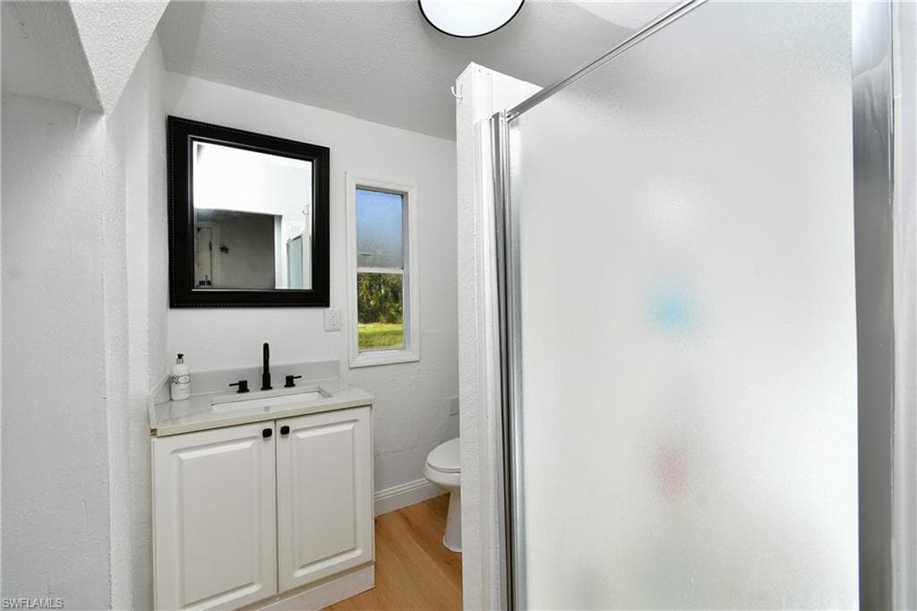 22950 Tinas LN-18