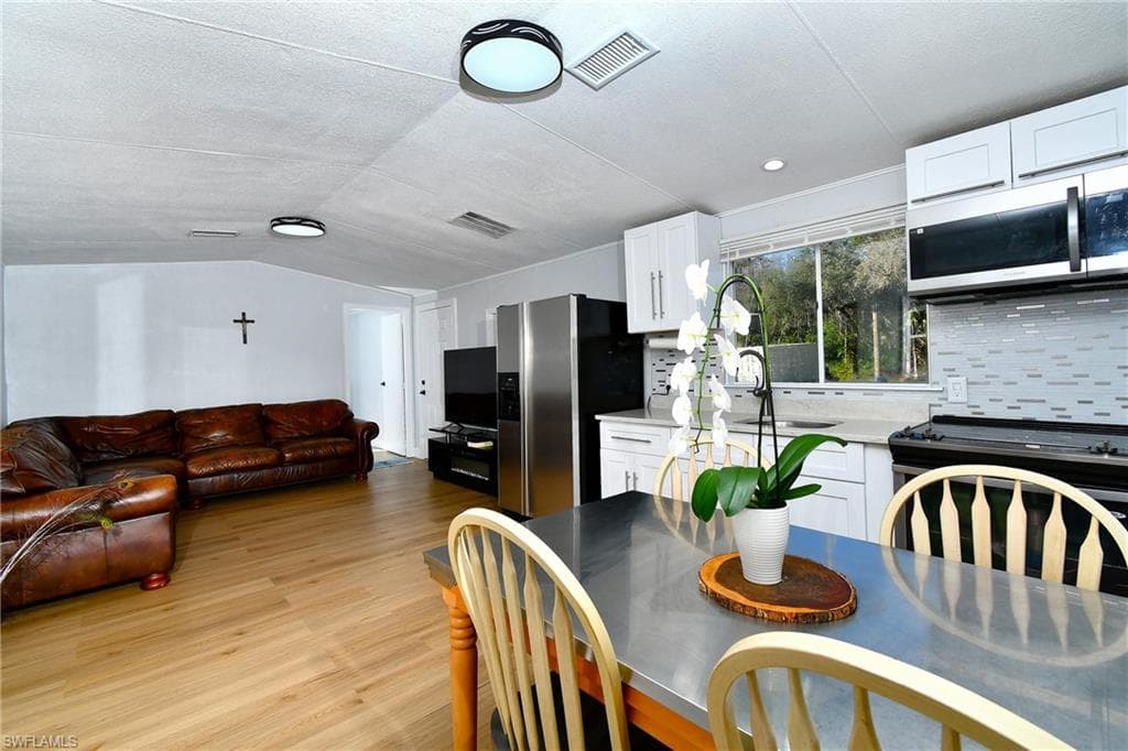 22950 Tinas LN-21