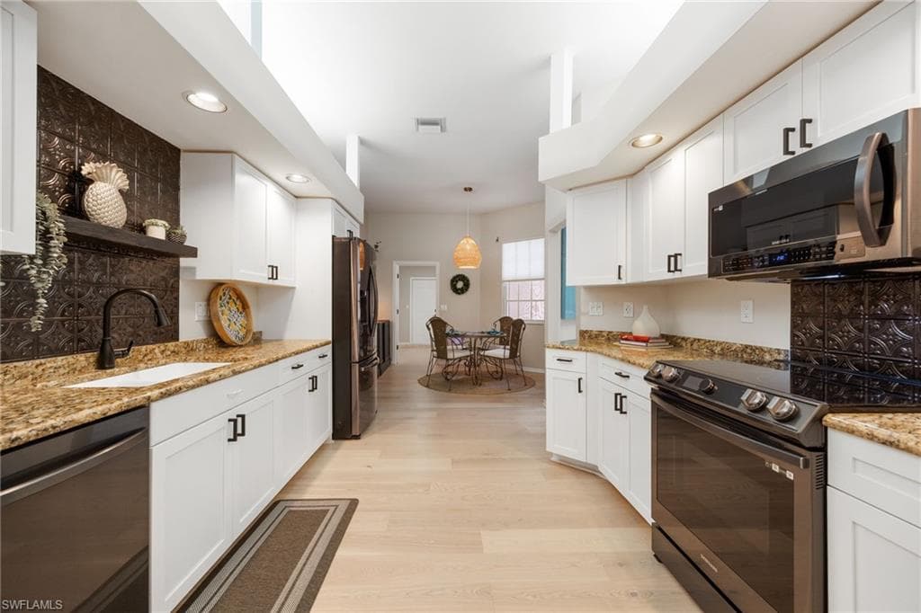 14233 Patty Berg DR-6