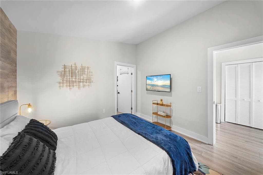 3260 Woodside AVE-21