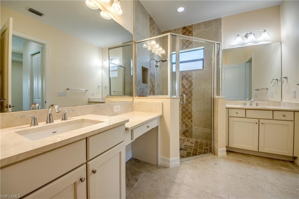 8260 Venetian Pointe DR-25