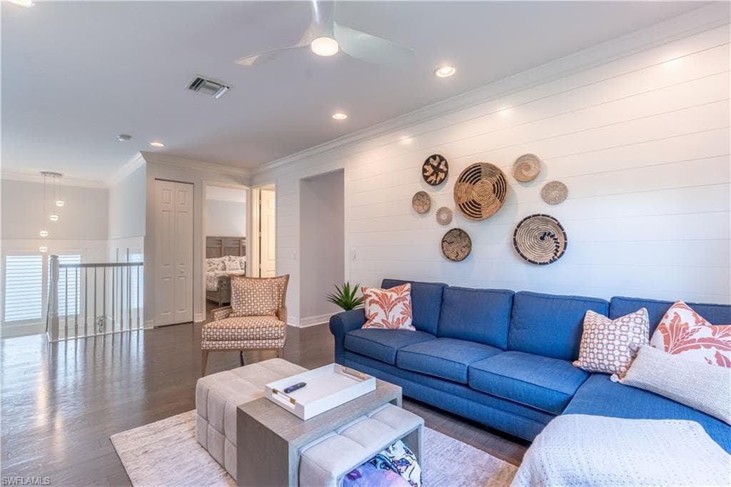 4347 Aurora ST-19