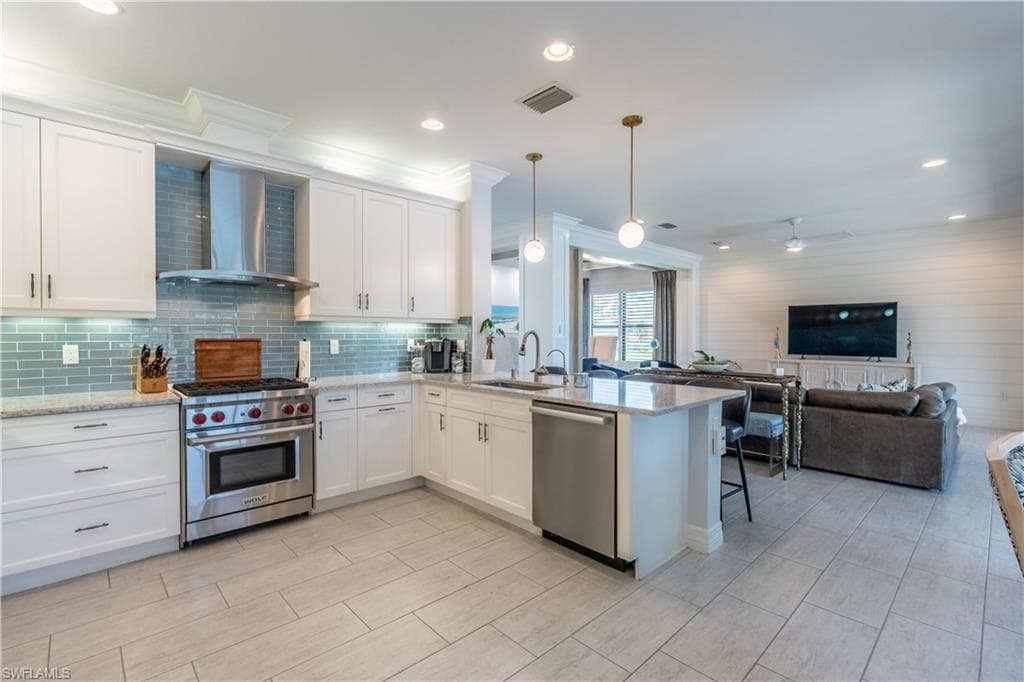 4347 Aurora ST-8