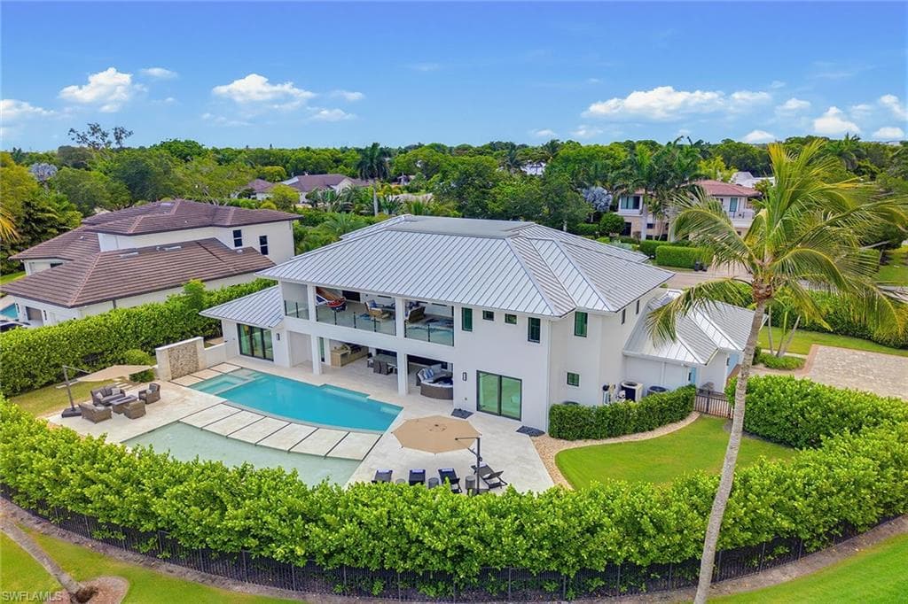 692 Banyan BLVD-11