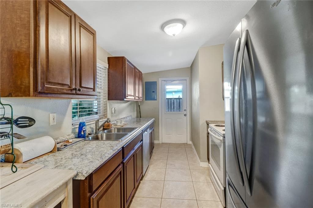 2140 Harbor LN-10