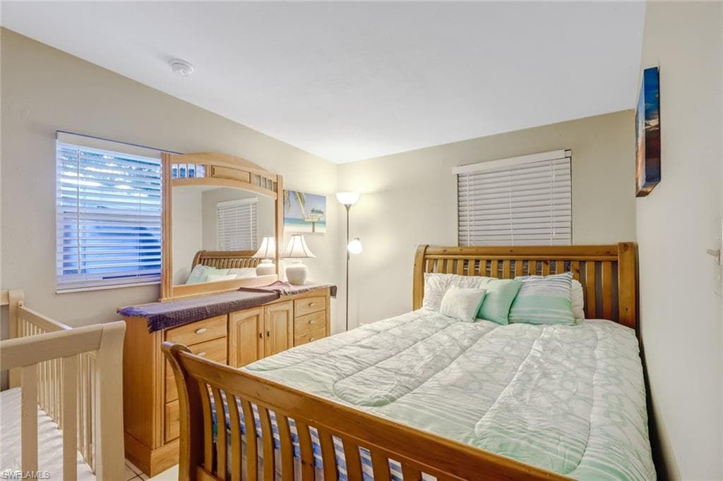 2140 Harbor LN-18